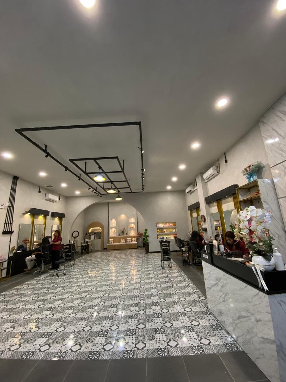 Interior salon modern dan mewah Milla Hair Studio Sidoarjo
